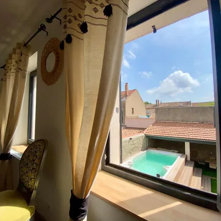 Casa de Férias Les Bulles De Carca - Maison Avec De Nage