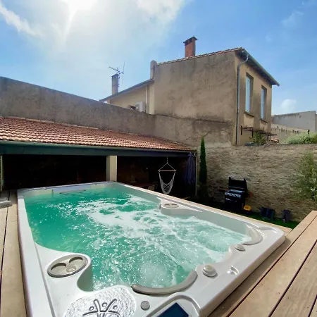 Casa de Férias Les Bulles De Carca - Maison Avec De Nage